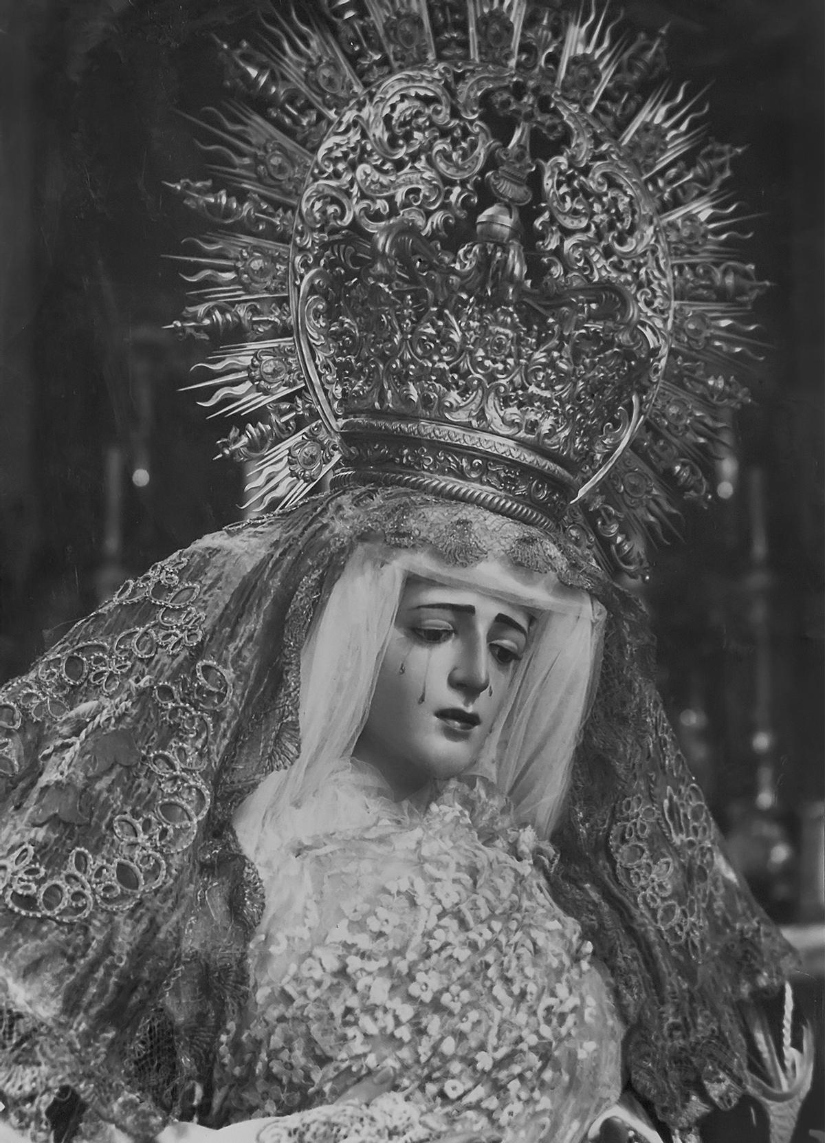 La Virgen de los Dolores tuvo la primera gran corona de la Semana Santa, obra de Seco Velasco en 1945.