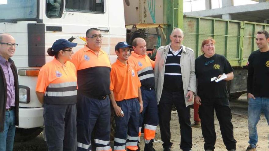 Entrega de un camión con ropa y alimentos, realizada ayer por el Grupo INEC en Villaralbo.