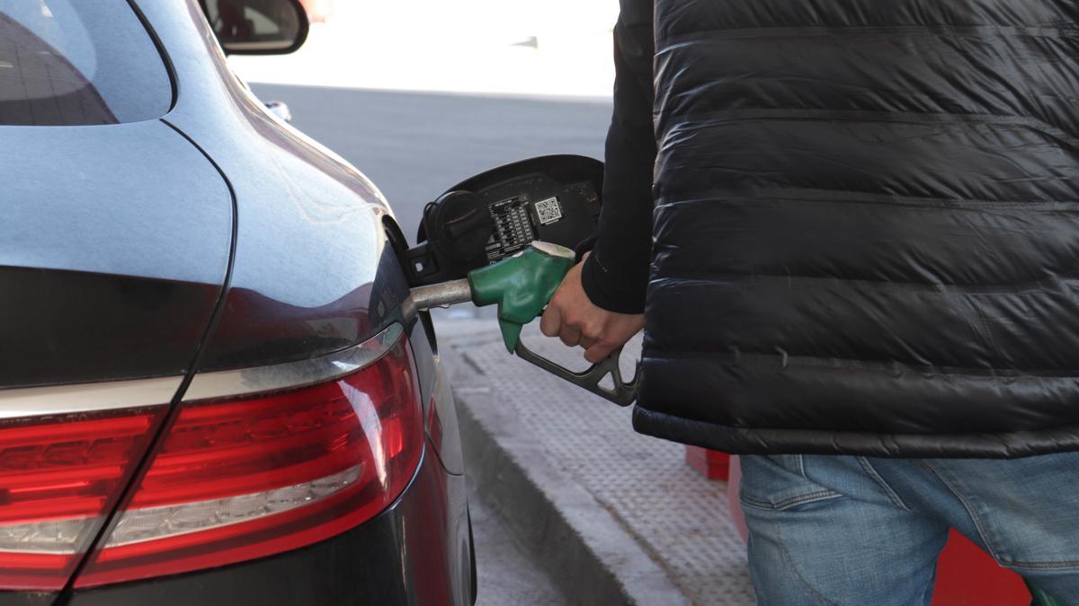 Archivo - Una persona reposta gasolina en su vehículo en una gasolinera el día en que ha entrado en vigor la rebaja de 20 céntimos en el litro de la gasolina, a 1 de abril de 2022, en Albacete, Castilla-La Mancha (España).