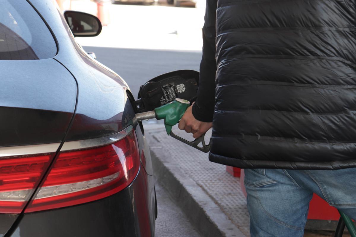 Archivo - Una persona reposta gasolina en su vehículo en una gasolinera el día en que ha entrado en vigor la rebaja de 20 céntimos en el litro de la gasolina, a 1 de abril de 2022, en Albacete, Castilla-La Mancha (España).