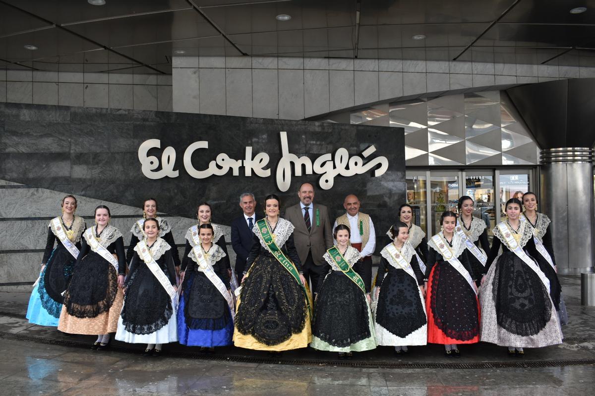 Visita de las reinas y las damas de la ciudad a El Corte Inglés.