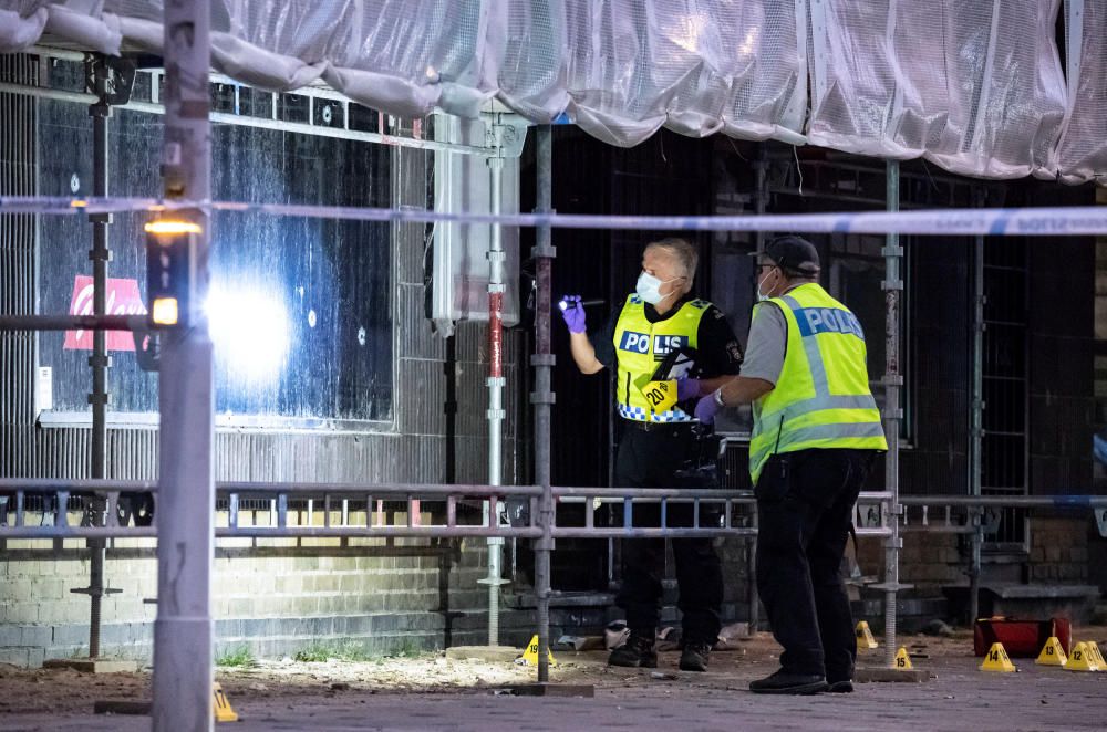 Al menos dos personas han muerto y cuatro personas más han resultado heridas por disparos en un tiroteo registrado en la noche del lunes en el centro de Malmoe.