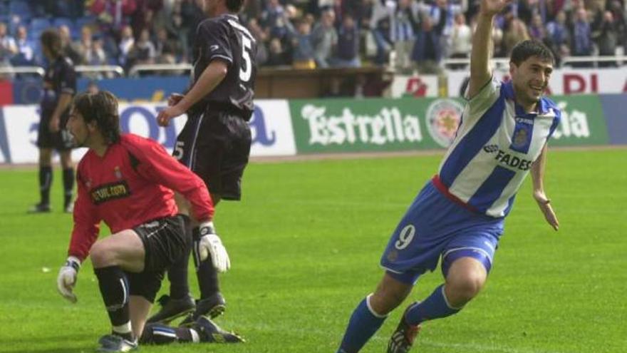 Diego Tristán celebra un gol perante o Espanyol en Riazor. / la opinión