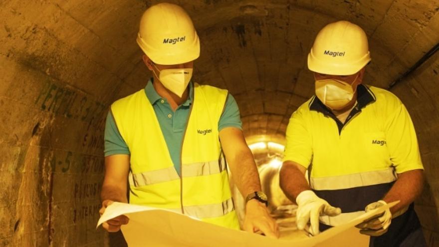 Dos técnicos de Magtel, en la presa del Guadalmellato.