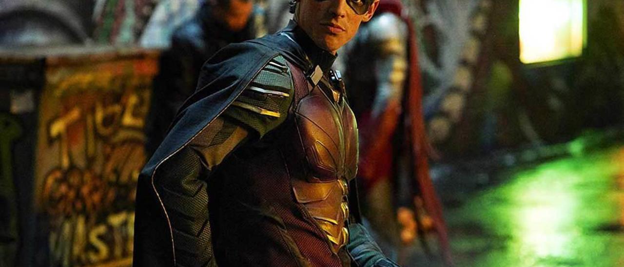 El actor Brenton Thwaites, como Robin en &quot;Titanes&quot;.