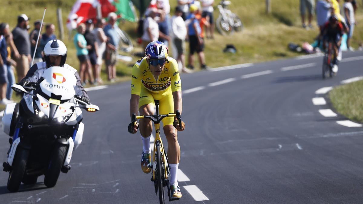 Van Aert gana la etapa y es más líder.