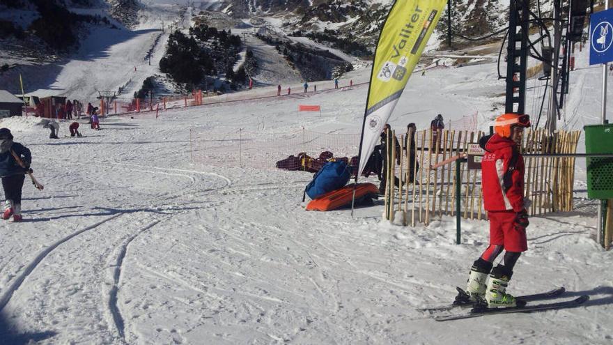 Un instant durant l&#039;inici de la temporada de neu i esquí aquest dissabte a l&#039;estació ripollesa de Vallter 2000 · ACN