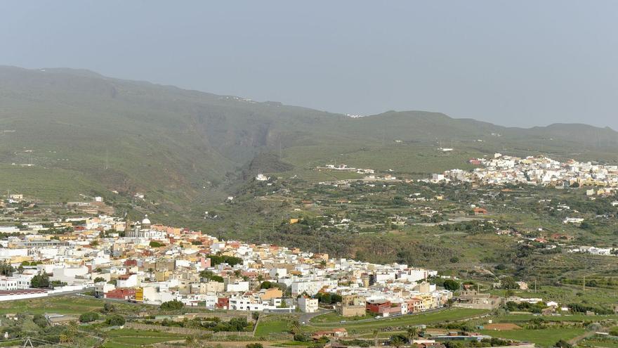 Cascos urbanos de Agüimes, a la izquierda, e Ingenio, con el barranco de Guayadeque al fondo. | |