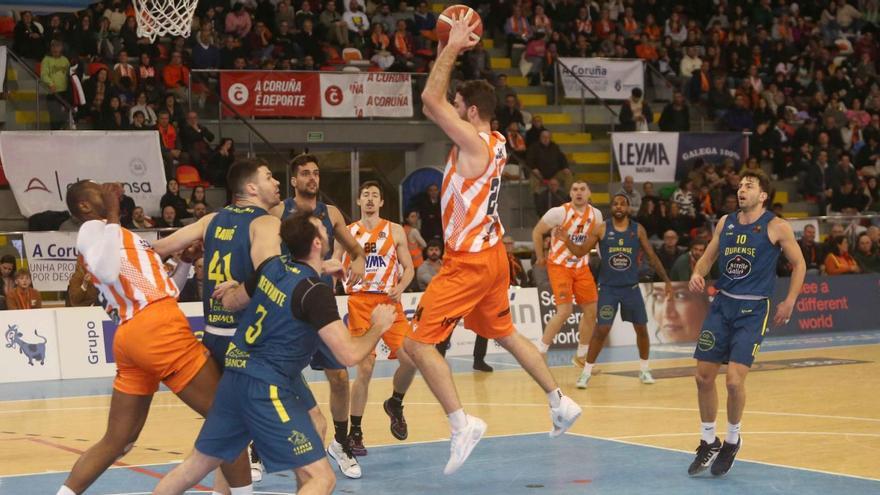 Sean McDonnell salta a por un rebote ofensivo en el derbi ante el COB.