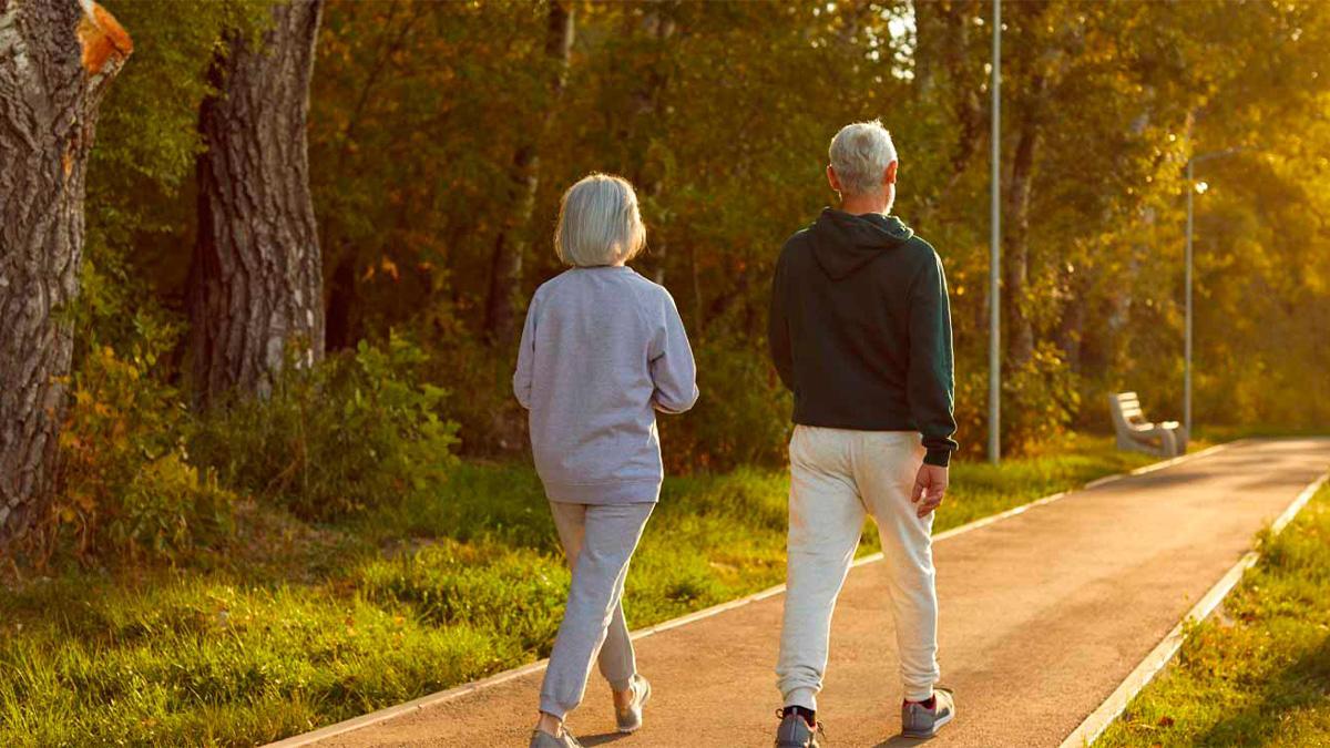 Dos personas caminando