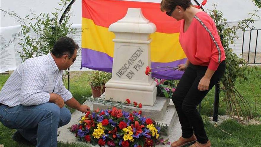 Ofrenda floral de IU en el aniversario de la república en la fosa común del cementerio