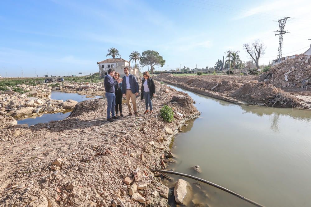 El presidente del PP, Pablo Casado, visita la zona de Almoradí en la que se rompió la mota del Segura