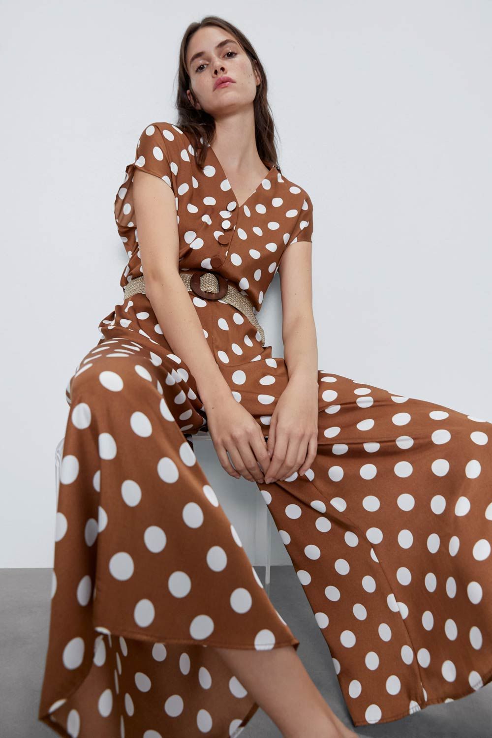 Mono de invitada de lunares de Zara. (Precio: 39,95 euros)