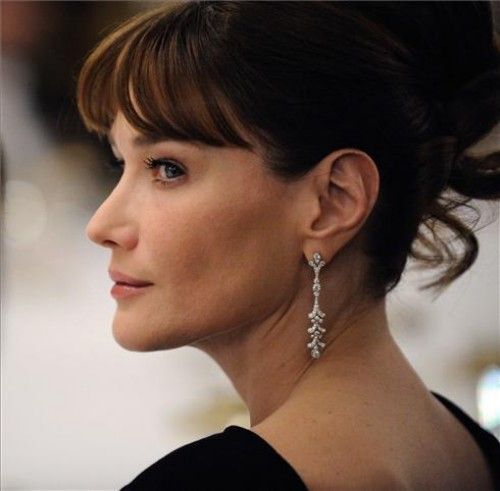 Carla Bruni se luce en España