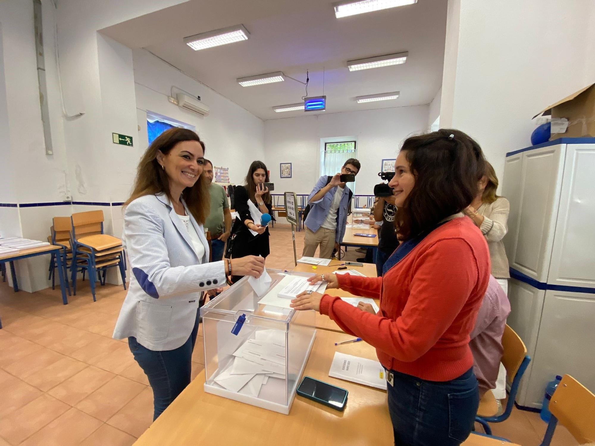 La candidata de Vox a la Alcaldía de Córdoba, Yolanda Almagro, ejerce su derecho al voto en el CEIP López Diéguez.