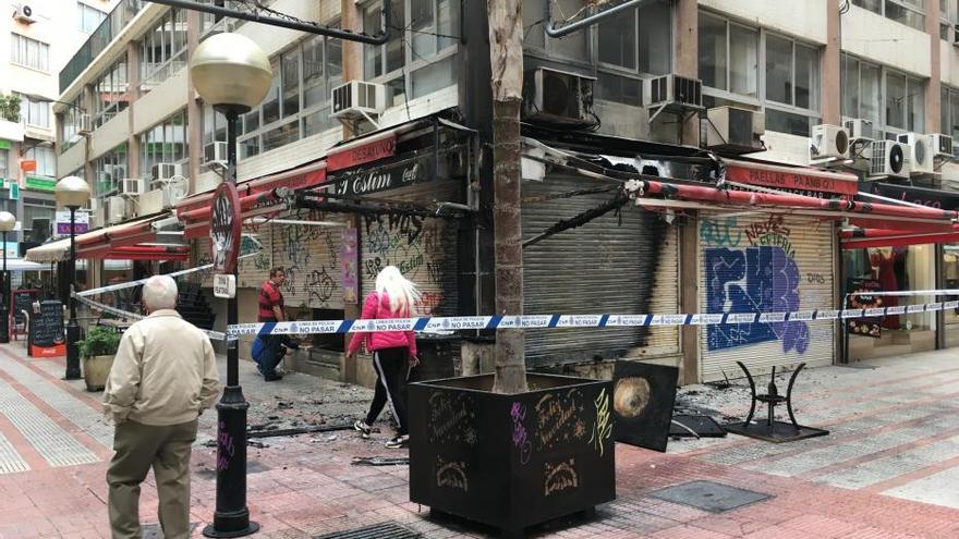 Incendian de madrugada la terraza de un bar en la galería comercial de Los Geranios