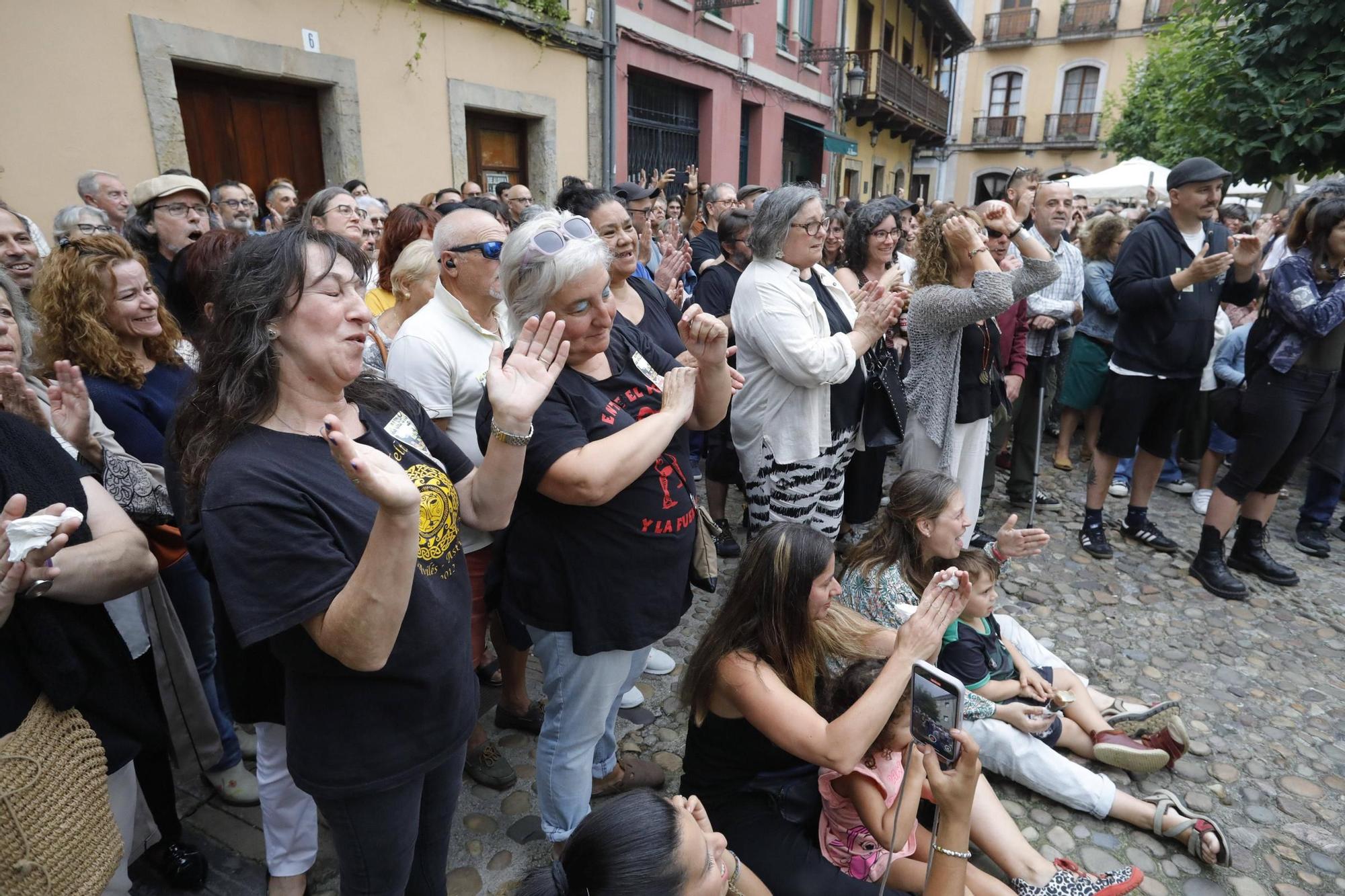 Así fue la despedida y el homenaje de amigos y clientes del Cafetón en Avilés a sus dueños, muertos en León