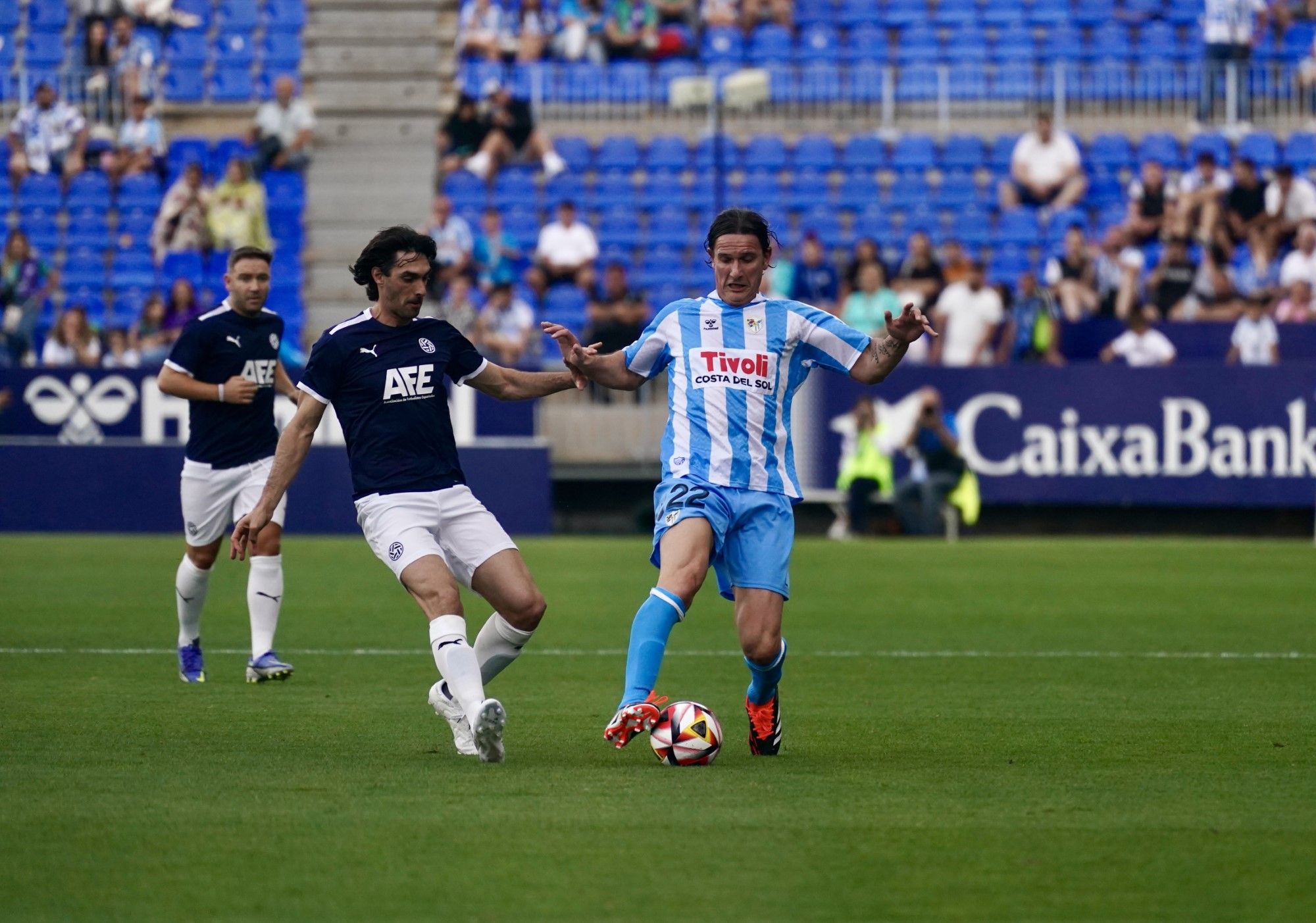 Las leyendas del Málaga CF vuelven a pisar el césped de La Rosaleda