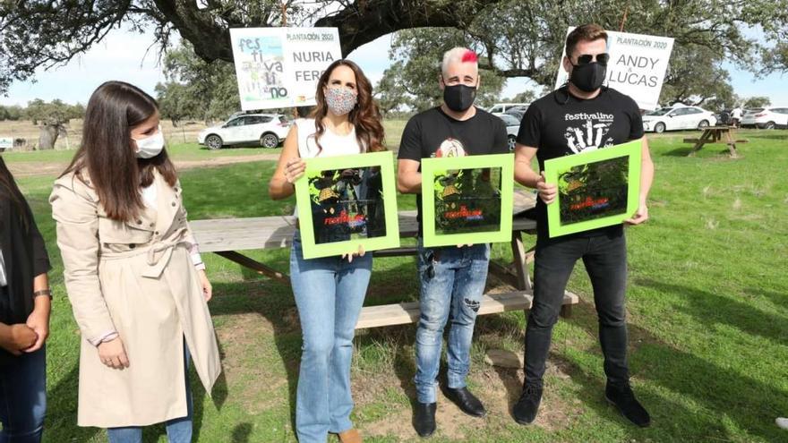 Nuria Fergó y Andy &amp; Lucas muestran un obsequio tras la plantación.