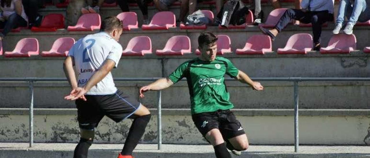 Un lance del partido entre el Ourense CF y Arenteiro. // Bernabé/Luismy