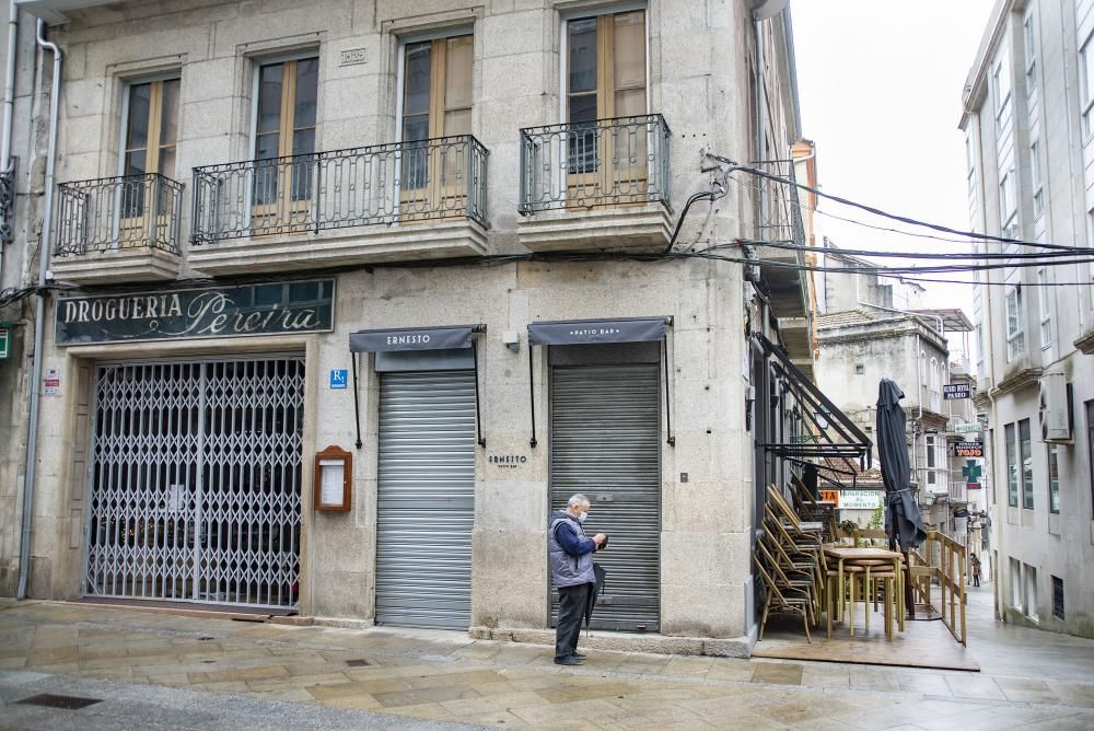 Comercios y hostelería vacíos por las restricciones en Ourense. / Iñaki Osorio
