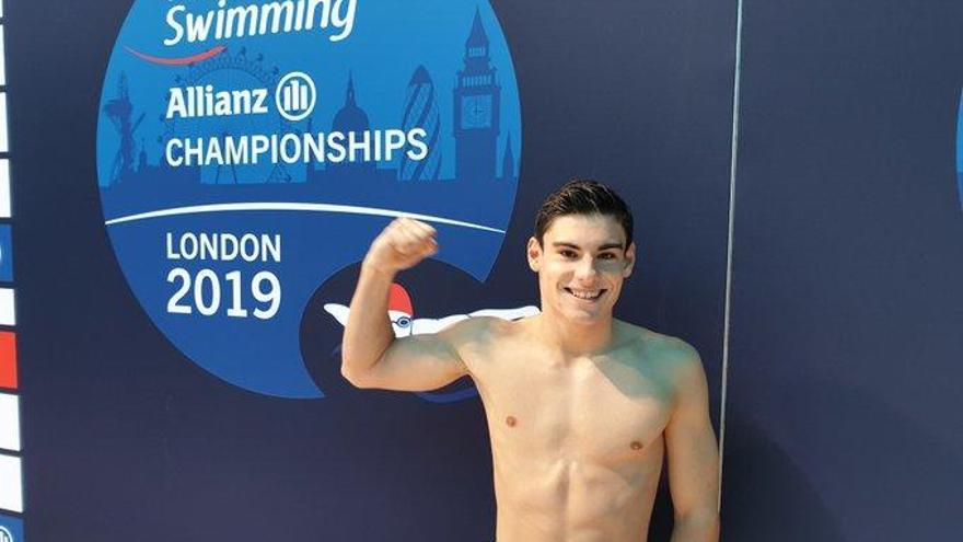 Jacobo Garrido celebra su oro tras salir de la pileta. | Comité Paralímpico Español