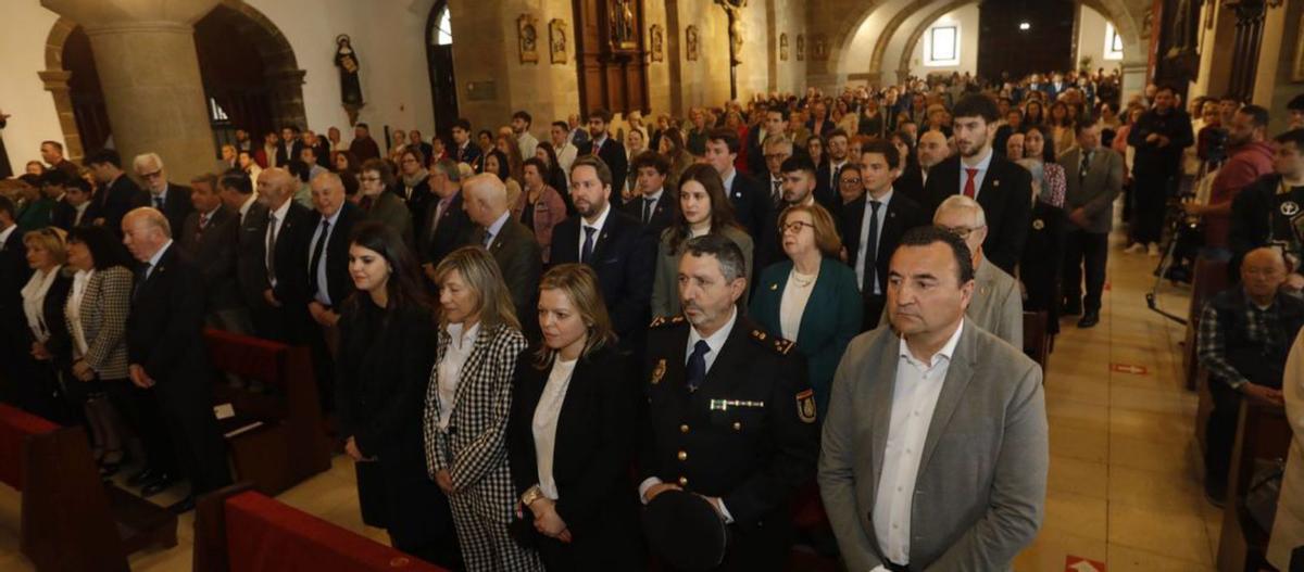 El pregonero de la Semana Santa, Benjamín Lebrato, en el centro, a la izquierda, junto a Carlos Mora, presidente de la Junta de Cofradías. | Ricardo Solís 