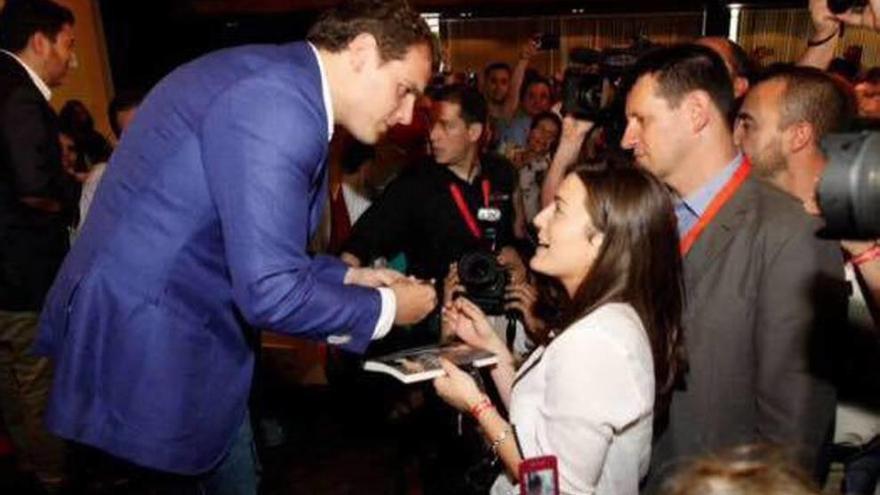 María Dolores Jiménez charla con Albert Rivera durante una visita del presidente de Cs a Murcia en 2015.