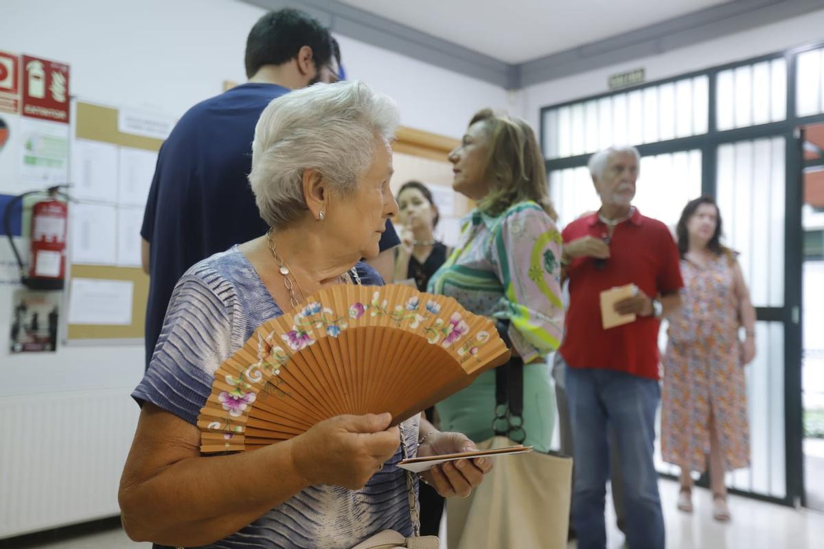 A votar con abanico y el botellín de agua: la jornada del 23J en Córdoba, en imágenes A votar con abanico y el botellín de agua: la jornada del 23J en Córdoba, en imágenes