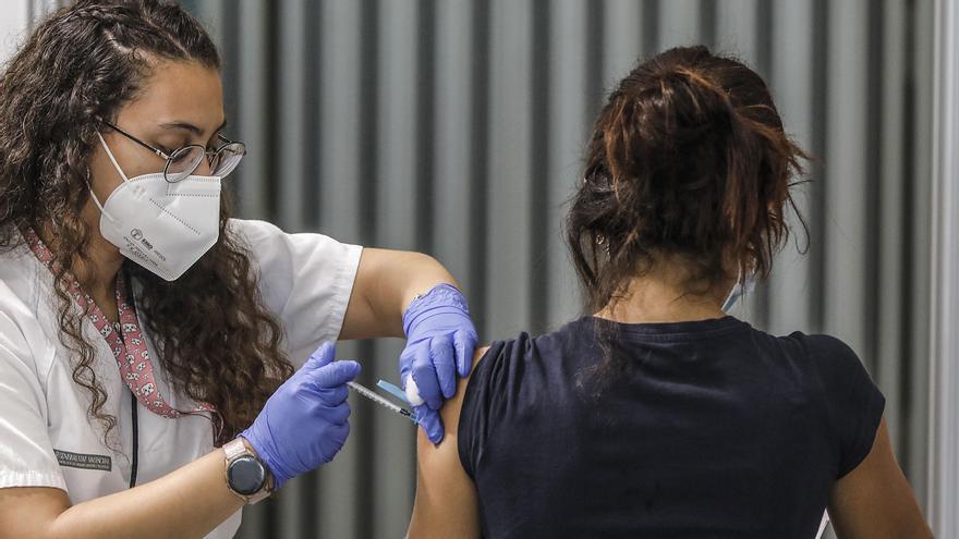 Una joven recibe la vacuna contra el Covid-19 en la Ciutat de les Arts i les Ciències de Valencia.