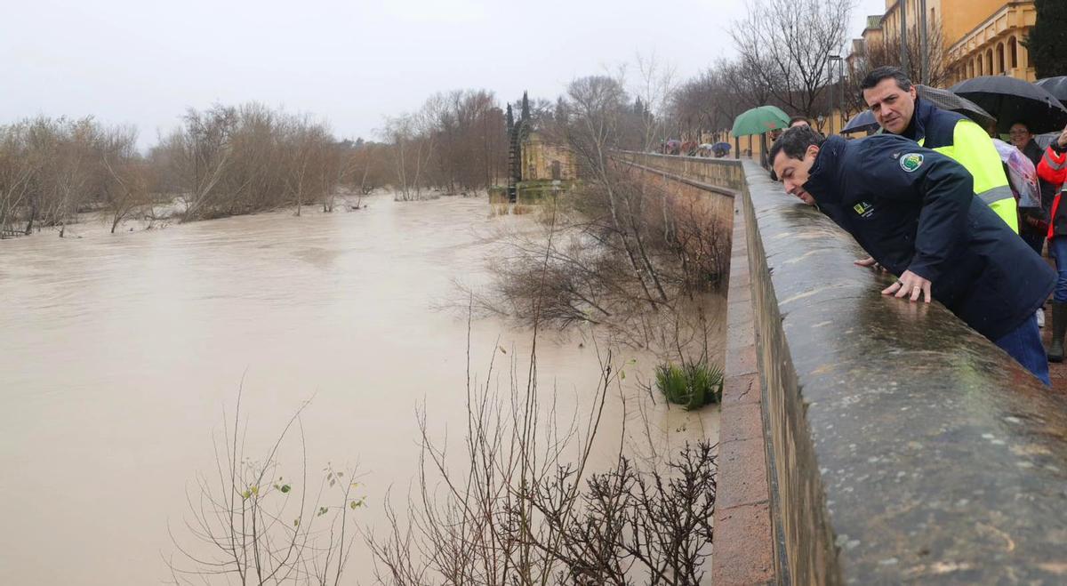 Juanma Moreno y José María Bellido observan el cauce del Guadalquivir a su paso por Córdoba