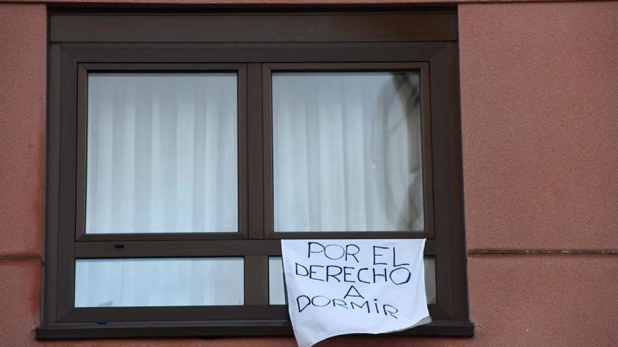 Una sábana para pedir dormir. Un vecino del Orzán propuso a título particular este lunes expresar su malestar por las dificultades para dormir en la zona debido al ocio nocturno a través de un sencillo gesto: colocar una sábana blanca en la ventana para que todos los vecinos pudieran verlo al pasar por la calle. Ayer por la tarde, un día después, ya se podían ver sábanas con mensaje: Por el derecho a dormir. | CARLOS PARDELLAS
