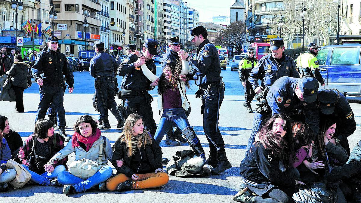 El 15 de febrero de 2012 la policía detiene a varios alumnos del IES Lluís Vives.