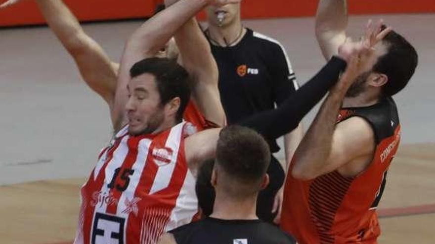 Una acción del encuentro en el pbaellón La Guía. // Marcos León