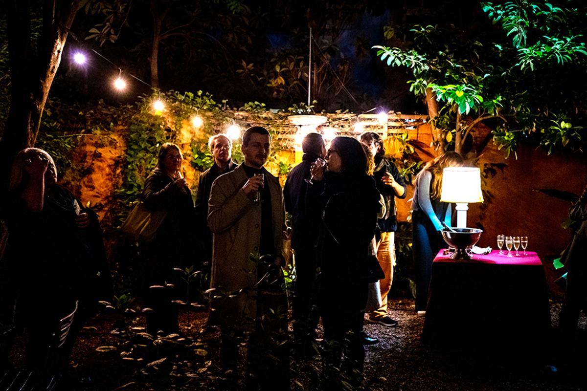 Tomando algo en el jardín de la casa.