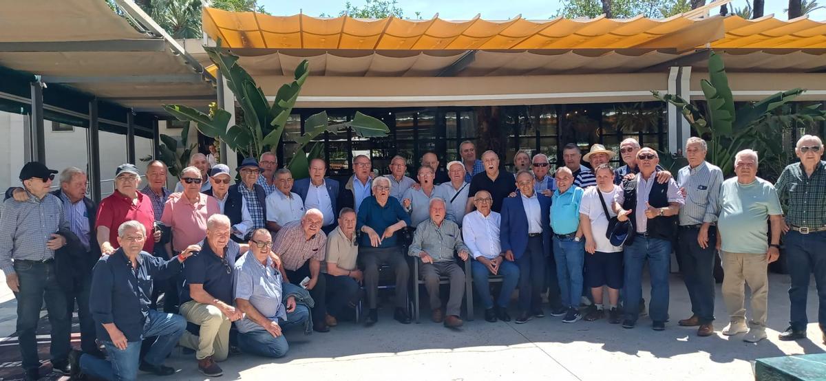 La tradicional foto de familia con el homenajeado, Fernando García, con camisa blanca, sentado junto a Zoilo Martín