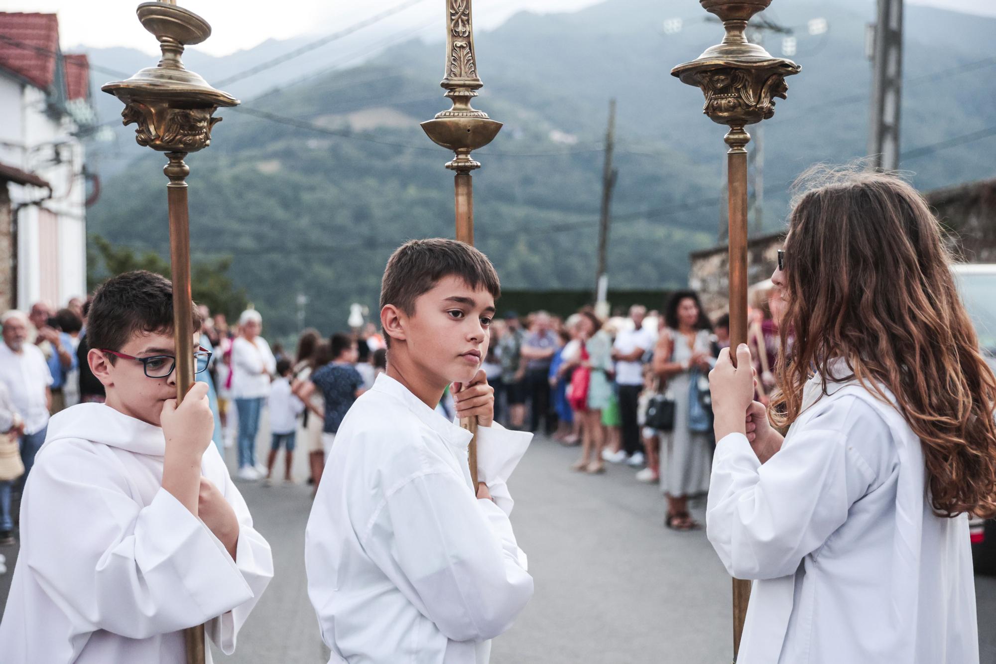 Así fue la procesión de la virgen del Otero que iluminó la noche de Pola de Laviana