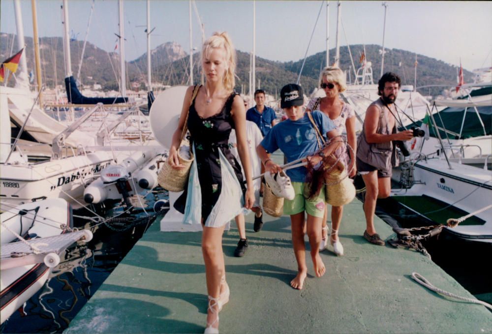 Claudia Schiffer en el puerto en Mallorca, 1994