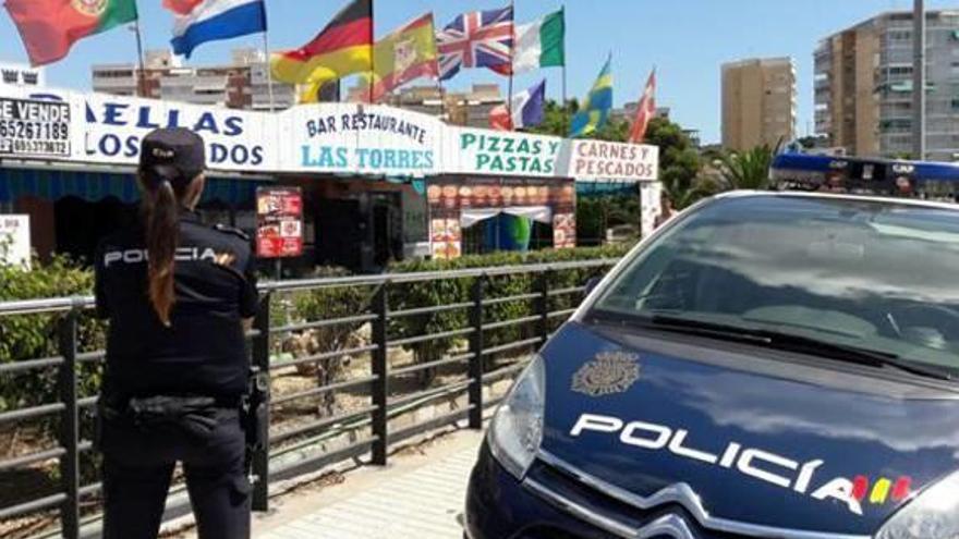 Una policía junto al local asaltado.