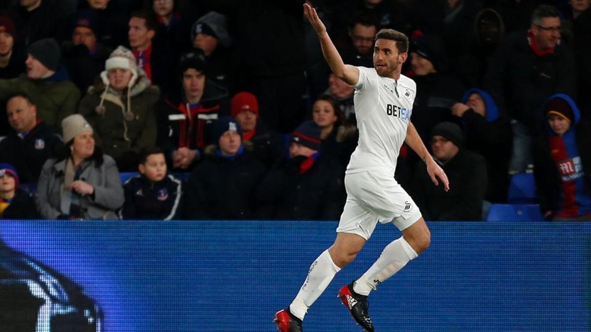 Ángel Rangel visitendo la camiseta del Swansea