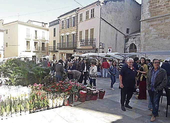 Los animales polarizan la feria de Sineu