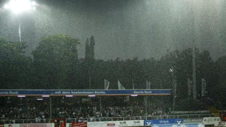 La tormenta obligó a detener el partido del Valencia CF