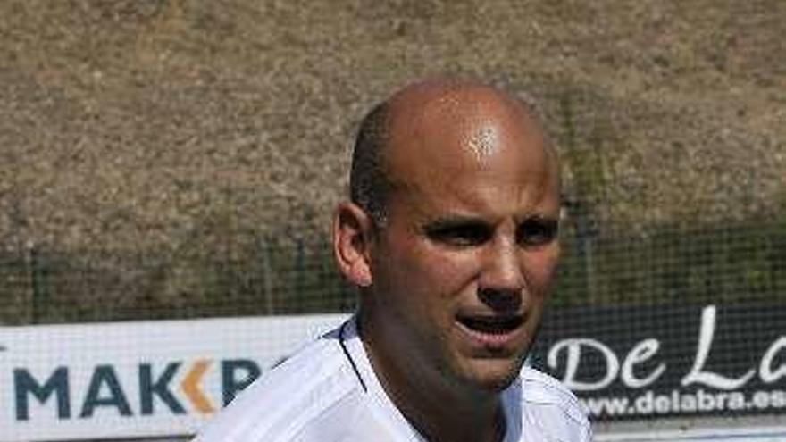 Javi Rozada, entrenador del Oviedo B, durante un partido.