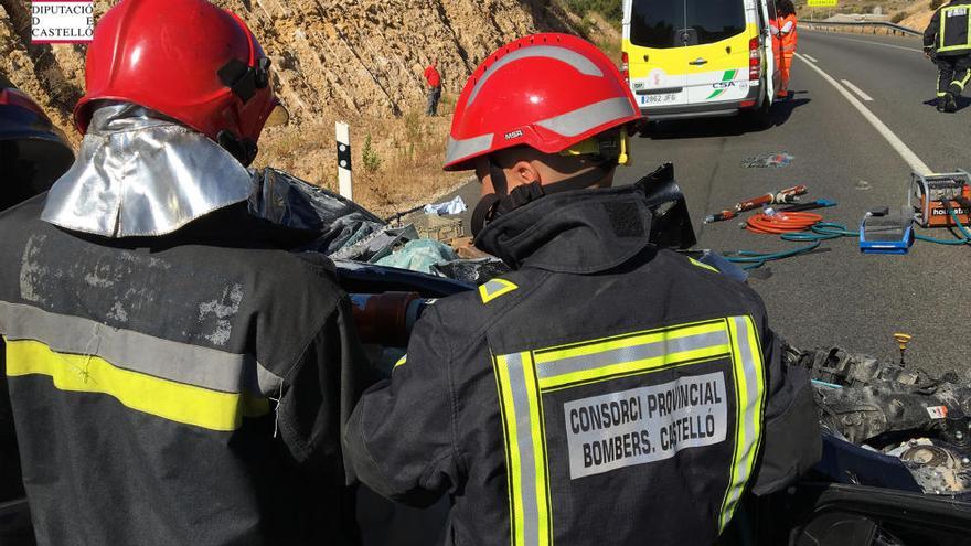 Los bomberos trabajando en el lugar del siniestro.