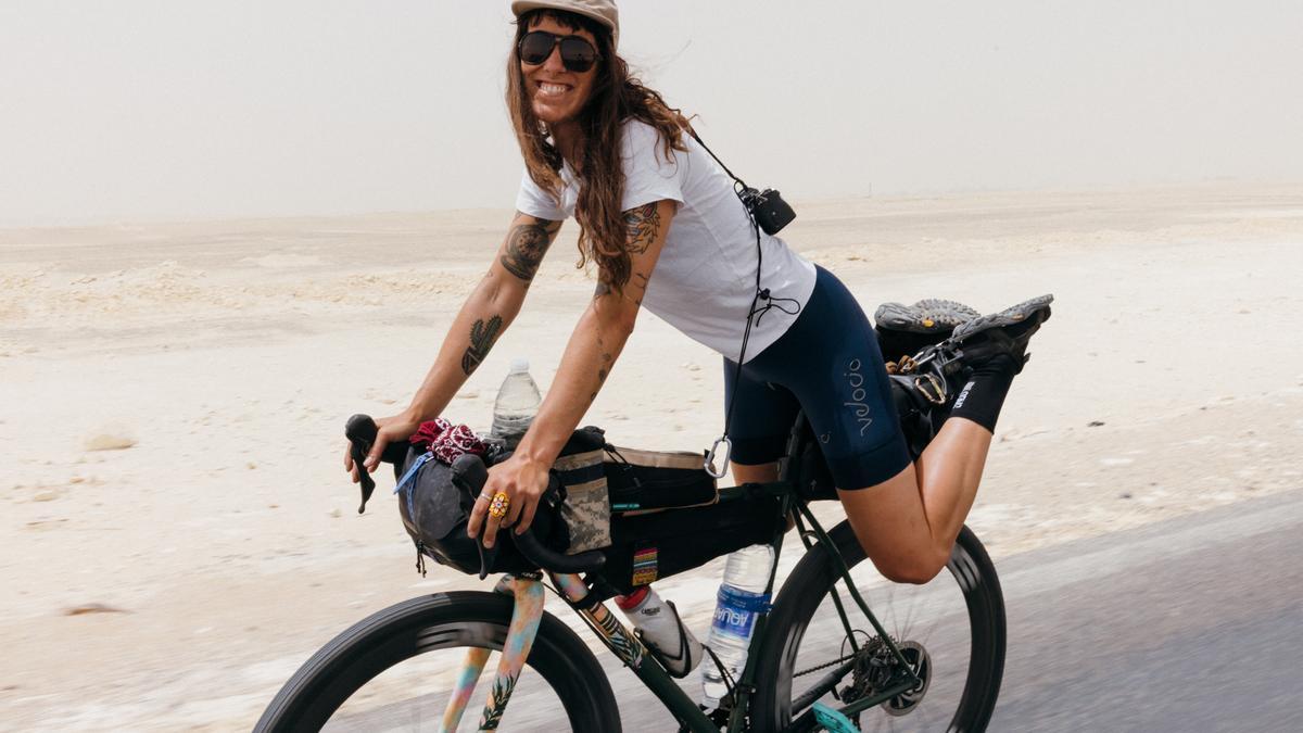 Sami Sauri, en bicileta pel desert egipci