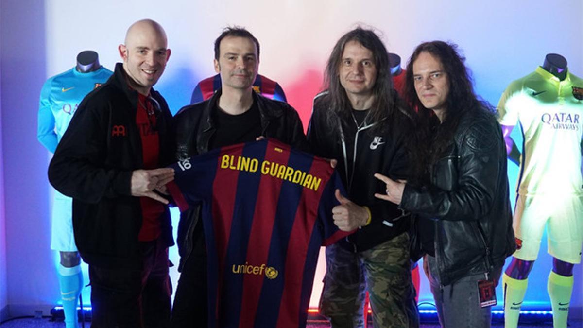 Blind Guardian posa con la camiseta azulgrana