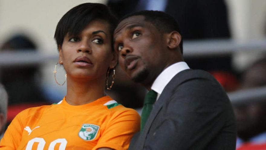 Eto&#039;o junto a su esposa.