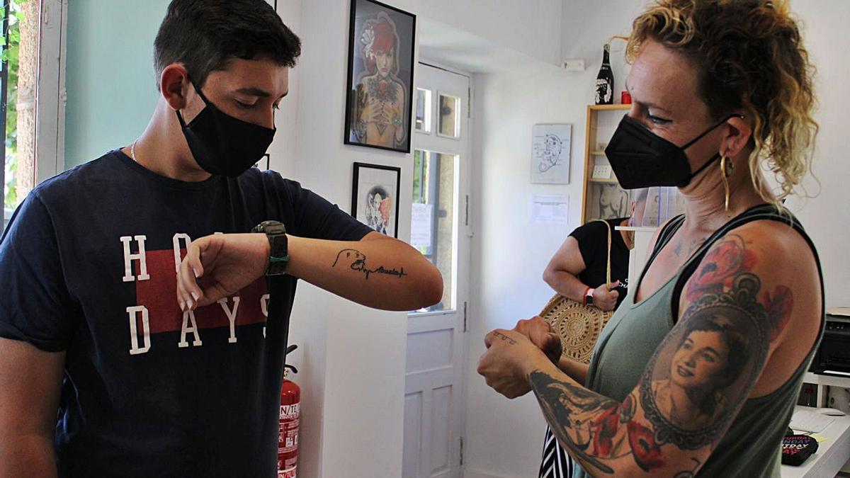 Mabel Ferrero con un cliente en el estudio de tatuaje que ha abierto en El Puente de Sanabria. | Araceli Saavedra