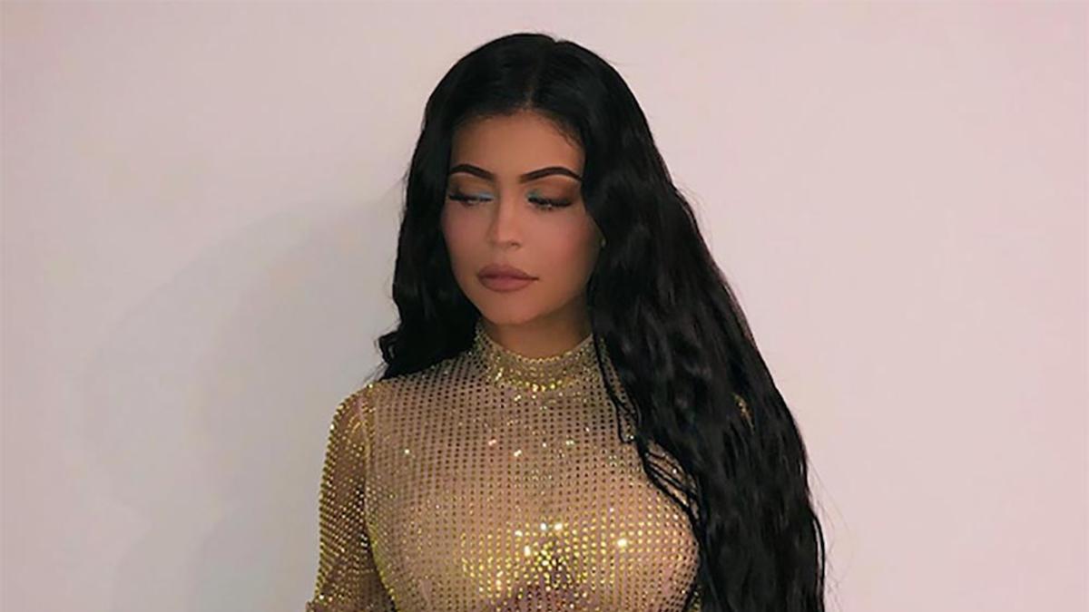 Kylie Jenner apuesta por el dorado transparente