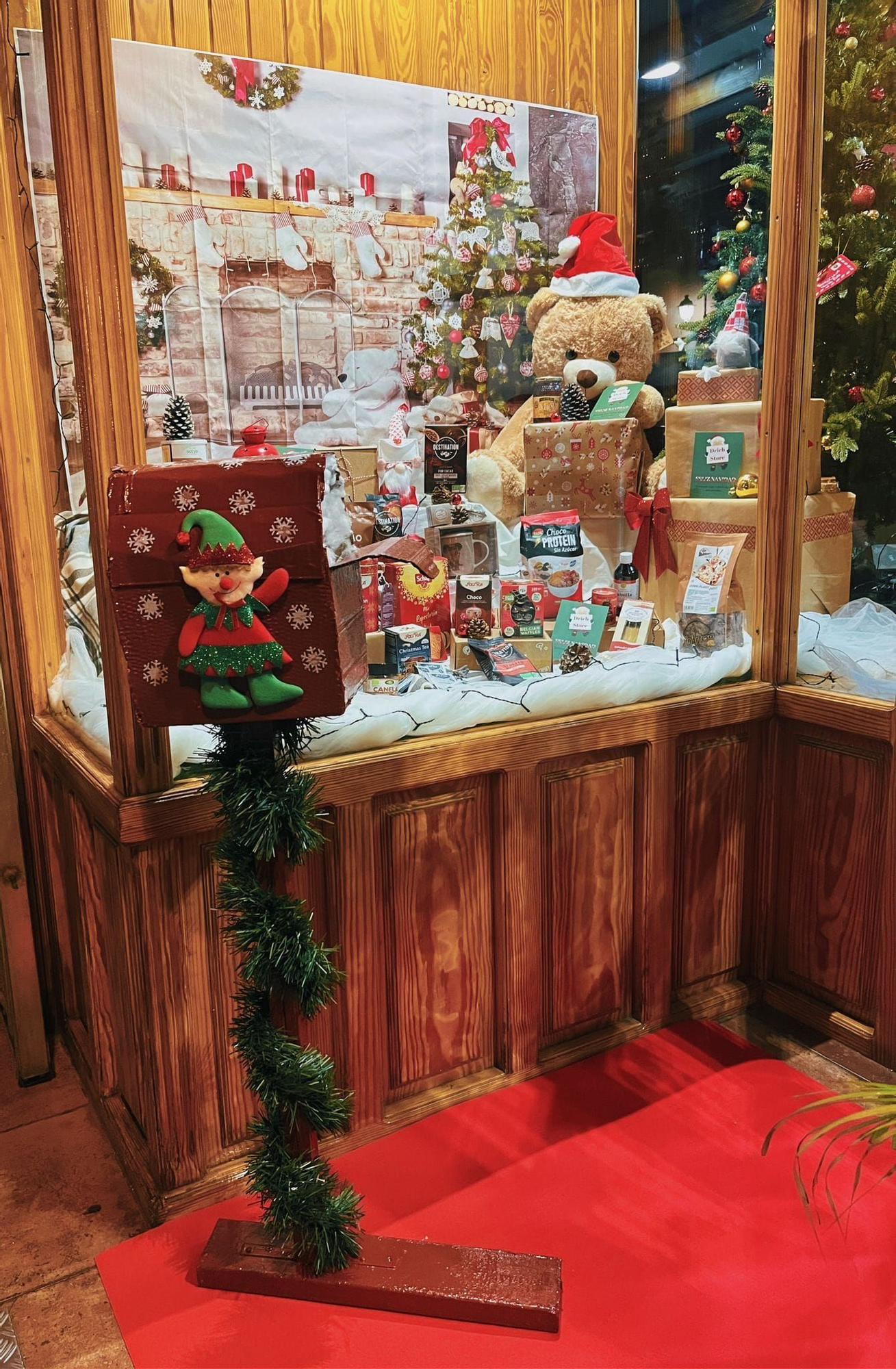 Los comerciantes de Laviana se vuelcan con la Navidad: instalan un centenar de buzones para recibir las cartas de los Reyes Magos y Papá Noel